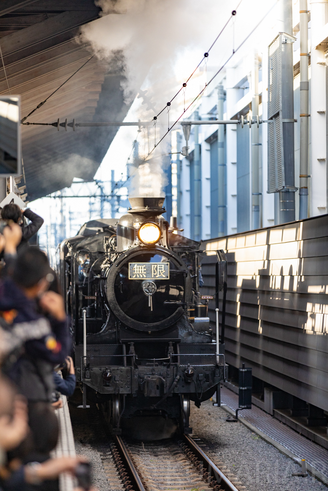 JR九州と無限列車がコラボした臨時列車「SL鬼滅の刃」を運行開始初日に 